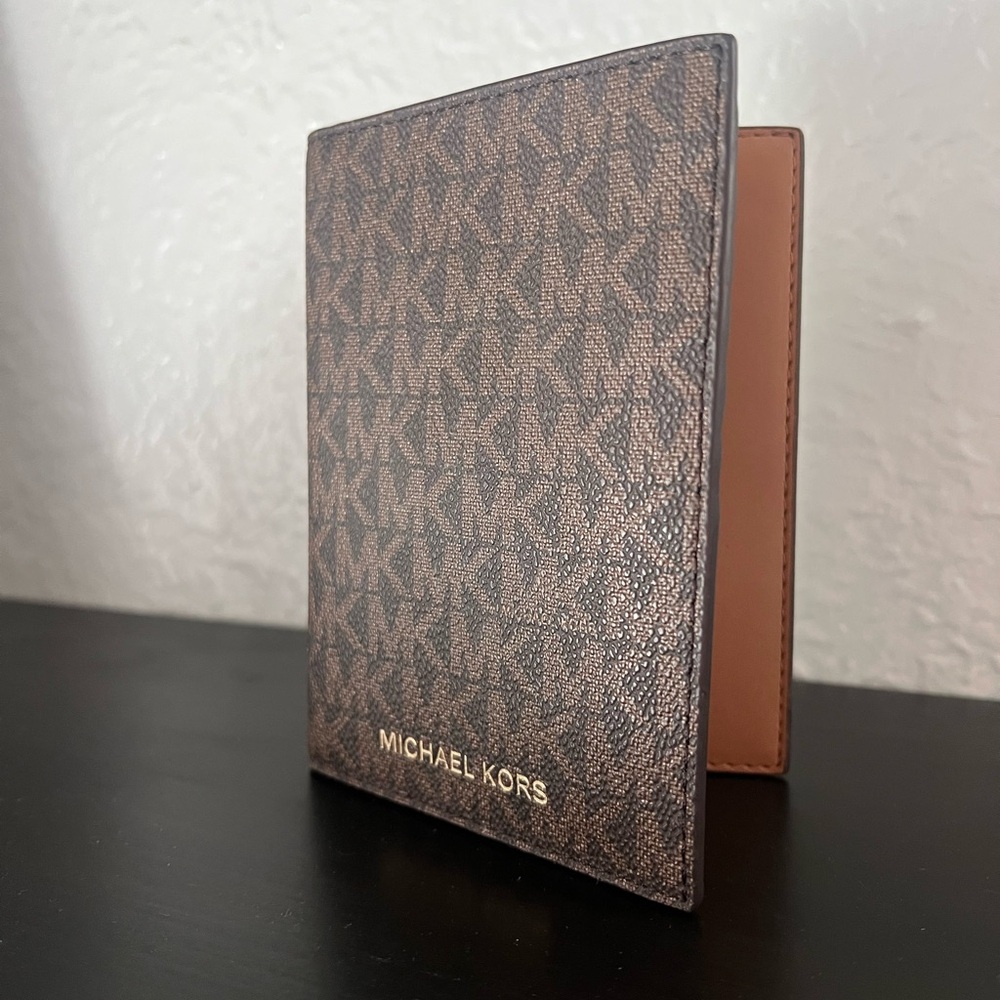 ✨NWOT - Michael Kors Bedford Travel Passport Leather Wallet Holder✨ - Picture 2 of 9